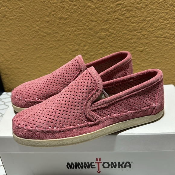 Minnetonka Women's Pacific Rose Suede Leather Slip On Shoes Moccasin . Size 6 - Picture 2 of 9